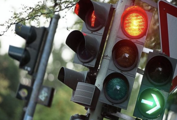 Đèn tín hiệu giao thông mấy pha thì hợp lý?