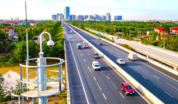 Các cảm biến & camera liên tục ghi nhận thông tin về lưu lượng xe, tốc độ