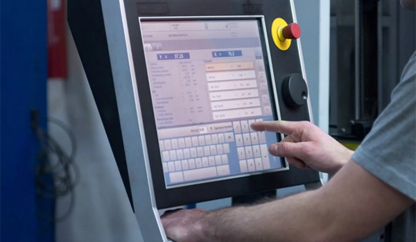 HMI giúp người vận hành dễ dàng khởi động hệ thống, theo dõi trạng thái thiết bị,...